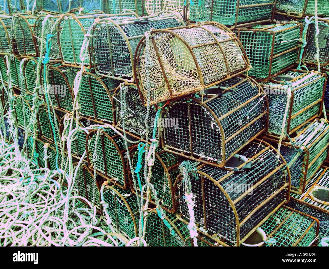 Fischfangwerkzeugen am Hafen - Smartphone-aufgenommenes Stockfoto