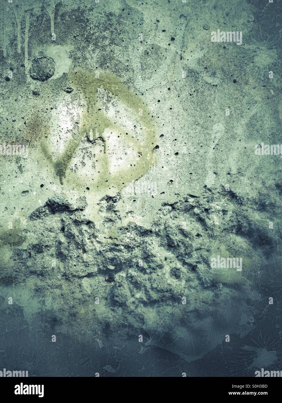 Peace-Zeichen auf ein Stück original Berliner Mauer-Deutschland - Smartphone-aufgenommenes Stockfoto