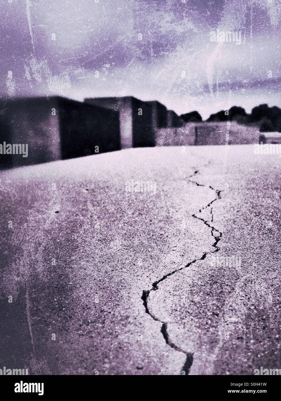 Beton Säulen, die Risse zeigen in der Gedenkstätte für die ermordeten Juden Europas in Berlin-Deutschland - Smartphone-aufgenommenes Stockfoto