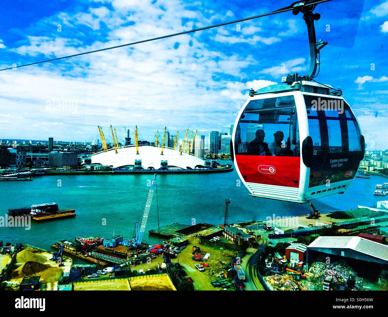 Seilbahn über die Themse, die O2-Arena - Smartphone-aufgenommenes Stockfoto