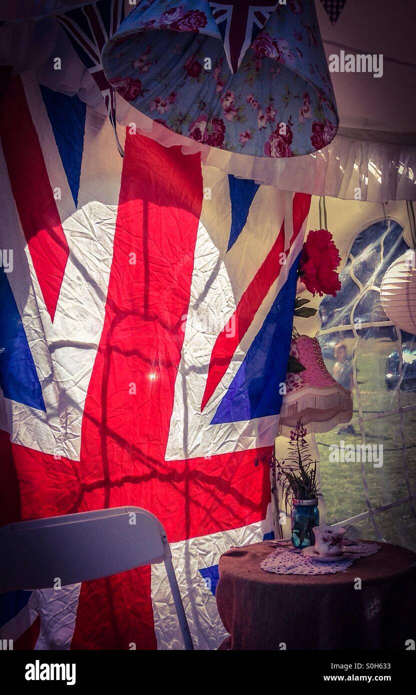 Vintage Teestube am Flussufer in Henley mit Union Jack Flagge. Stockfoto