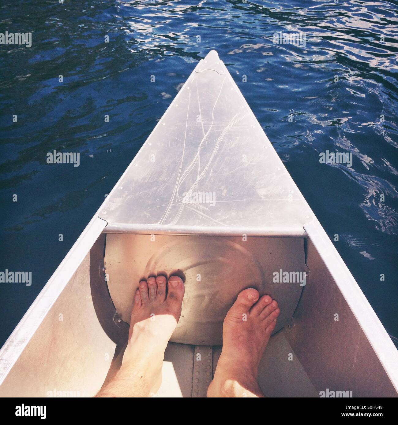 Zwei Füße in einem Kanu Stockfoto