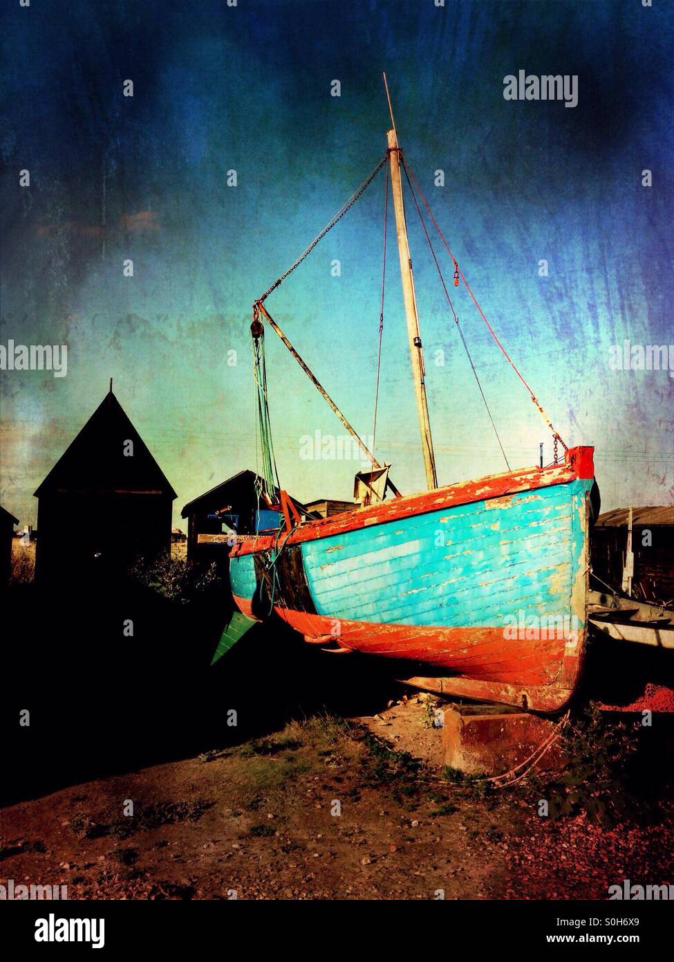 Altes Boot an Land im Hafen von Southwold, Suffolk, England. - Smartphone-aufgenommenes Stockfoto
