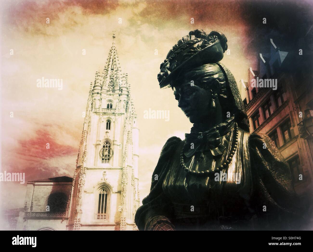 Kathedrale von Oviedo und Skulptur namens La Regenta, Asturien - Spanien Stockfoto