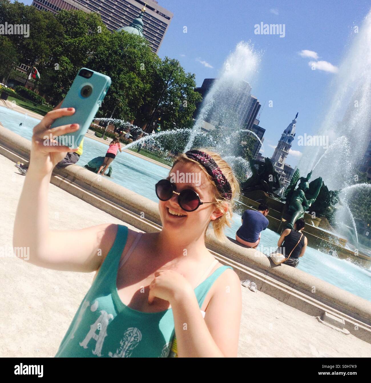 Mädchen tun Selfie vor Logan Circle-Brunnen, Philadelphia Stockfoto