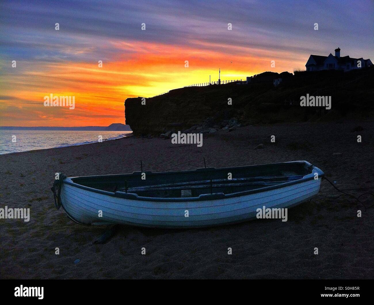 Kleinen Fischerboot bei Sonnenuntergang Stockfoto