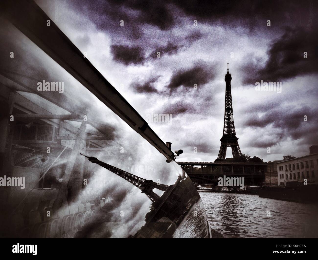 Eiffelturm spiegelt sich im Fenster des Flusses Seine Tourenboot Stockfoto