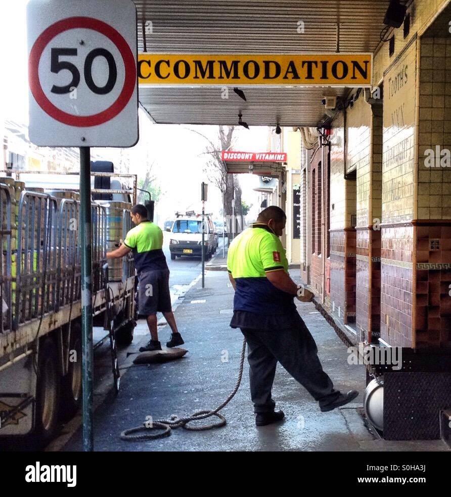 Bierlieferung zu einem Pub in Sydney. Bierfässer werden unter einem traditionellen Pub oder Hotel in Sydney in unterirdische Lagerräume abgesenkt - Smartphone-aufgenommenes Stockfoto