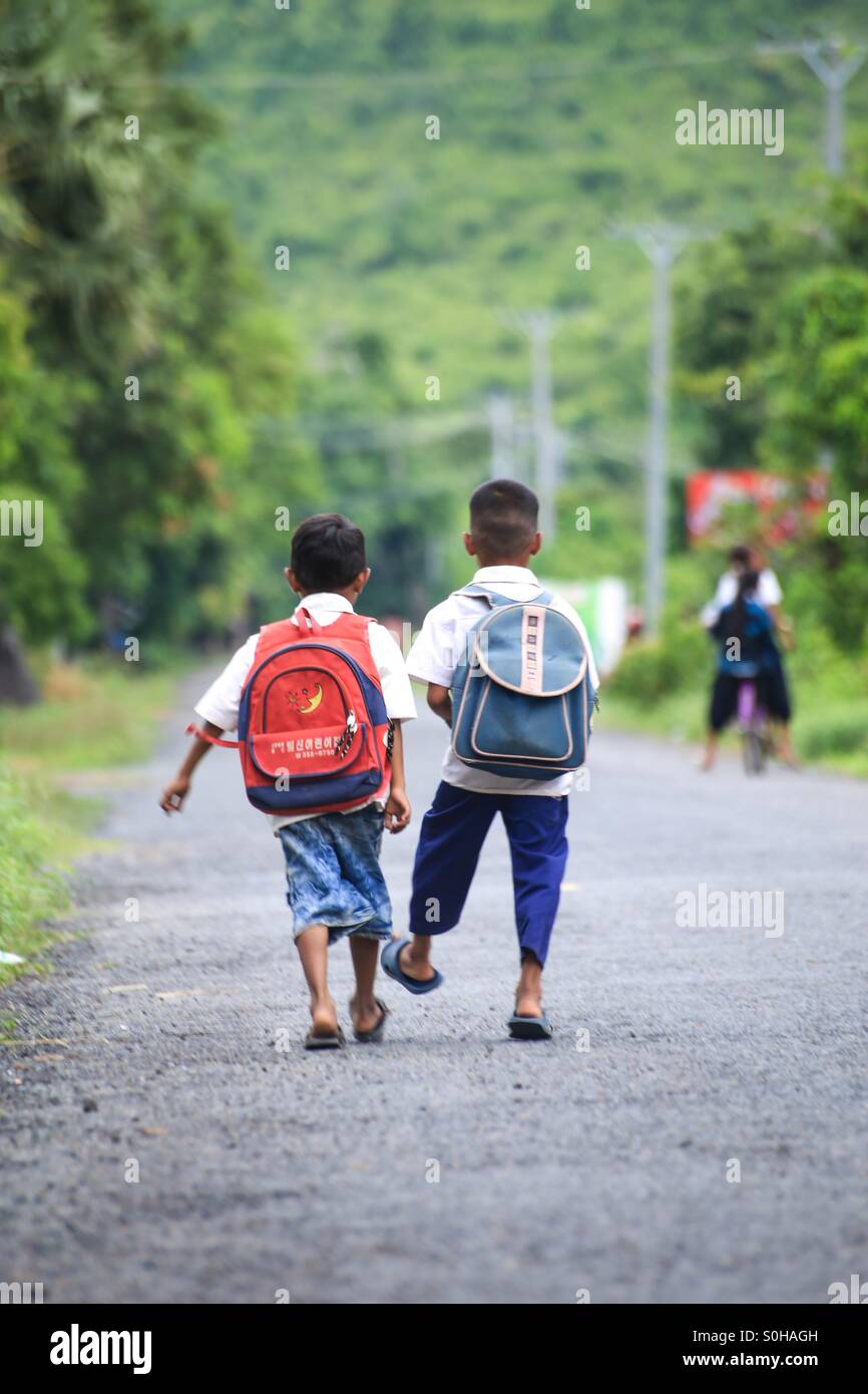 Zwei Kinder wieder in die Schule für den ersten Tag. Stockfoto