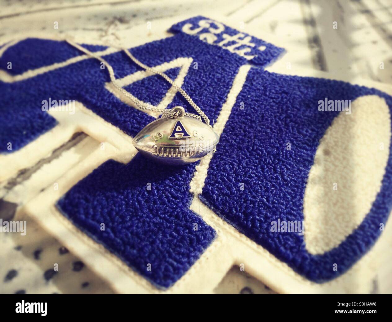 Brief von 1963 Vintage Cheerleader Halskette und Megaphon - Smartphone-aufgenommenes Stockfoto