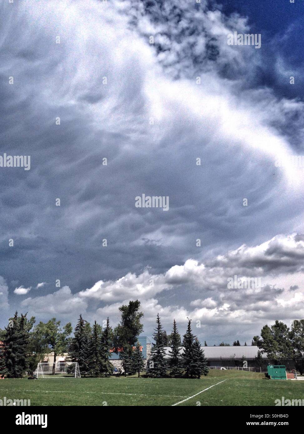 Großen Cumulonimbus Wolke nähert sich einen Sportplatz in Calgary, Alberta, Kanada. Juli 2015. Stockfoto