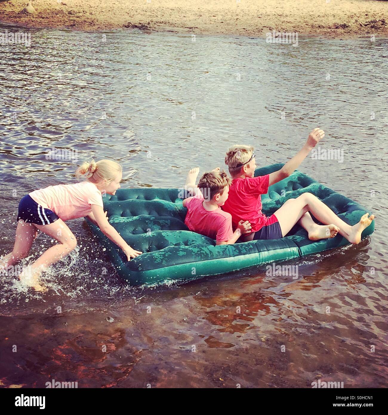 Kinder, die Spaß am Fluss Stockfoto