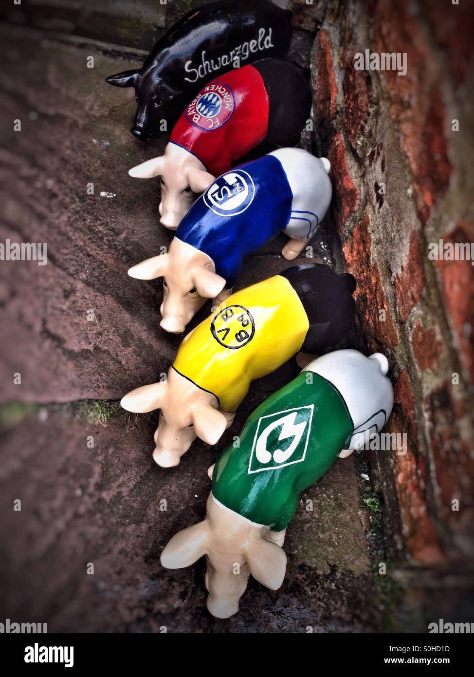 Fußball-Ferkel mit Football Club Namen auf ihnen vor einem Geschäft in der Schnoor in Bremen Deutschland - Smartphone-aufgenommenes Stockfoto