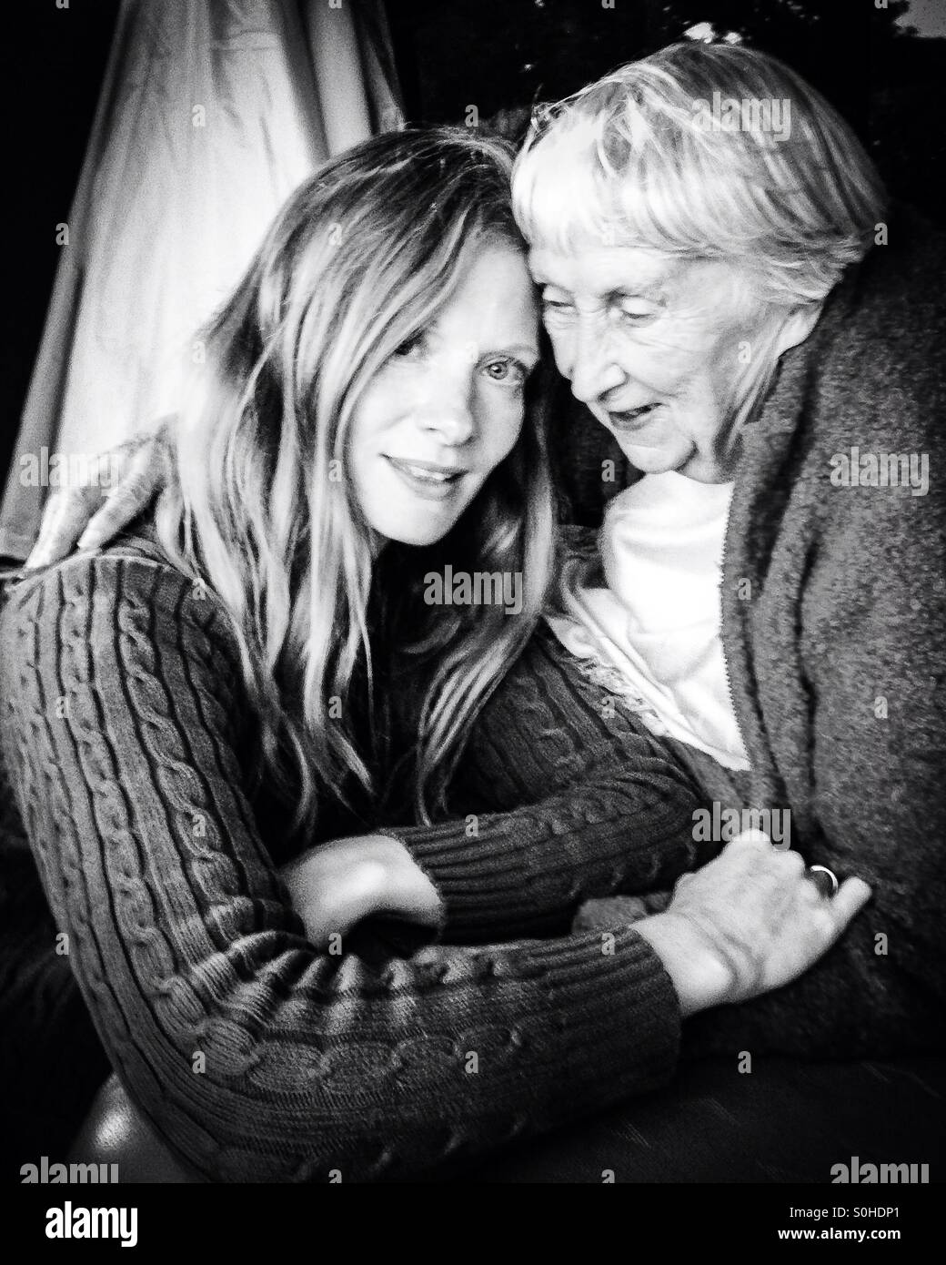 Großmutter und Enkelin in schwarz / weiß Stockfoto
