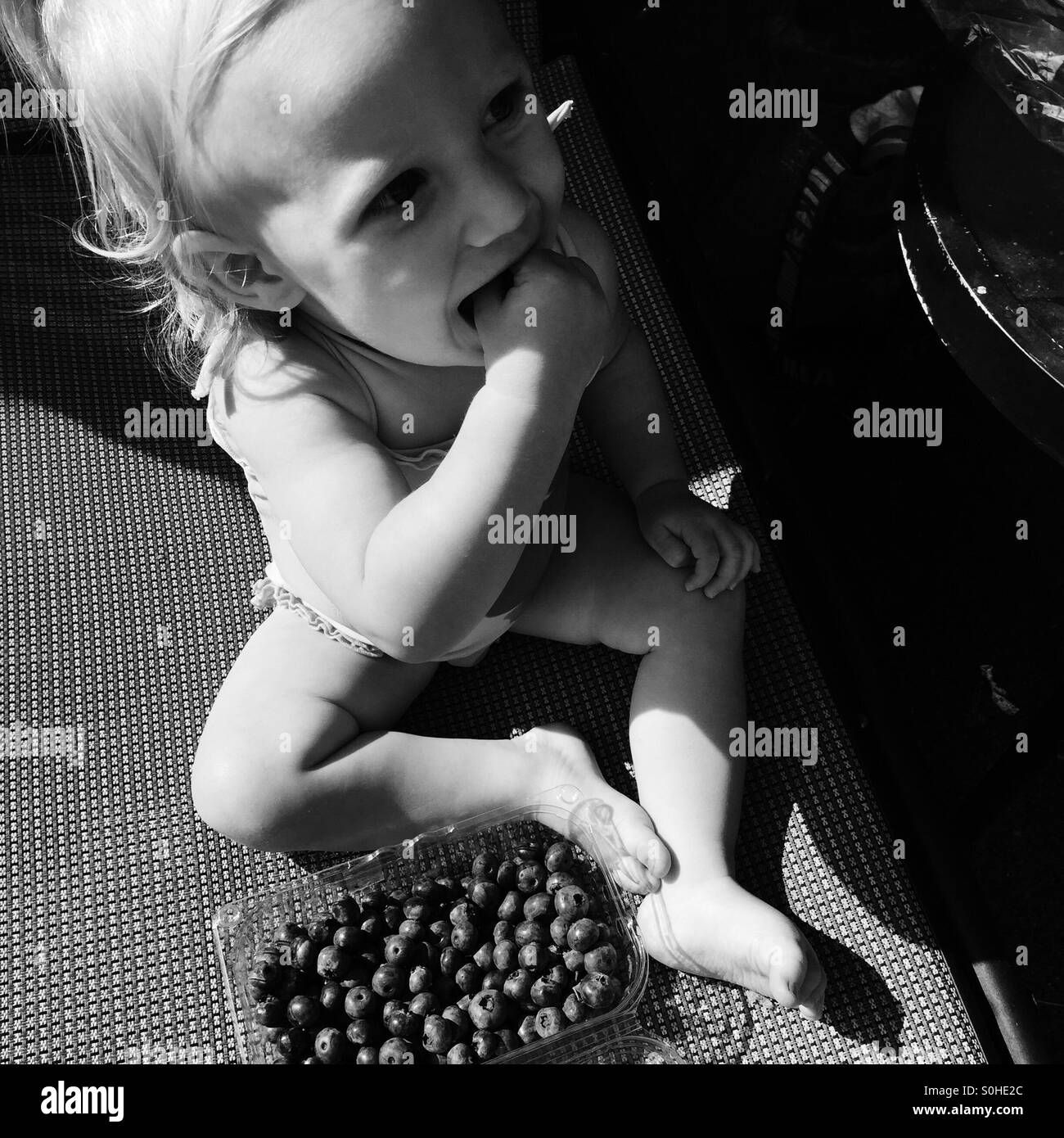 Kleinkind Mädchen essen Blaubeeren Stockfoto