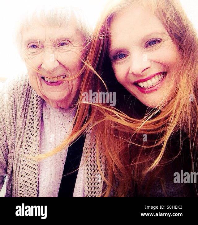 Oma und Enkelin im Urlaub Stockfoto