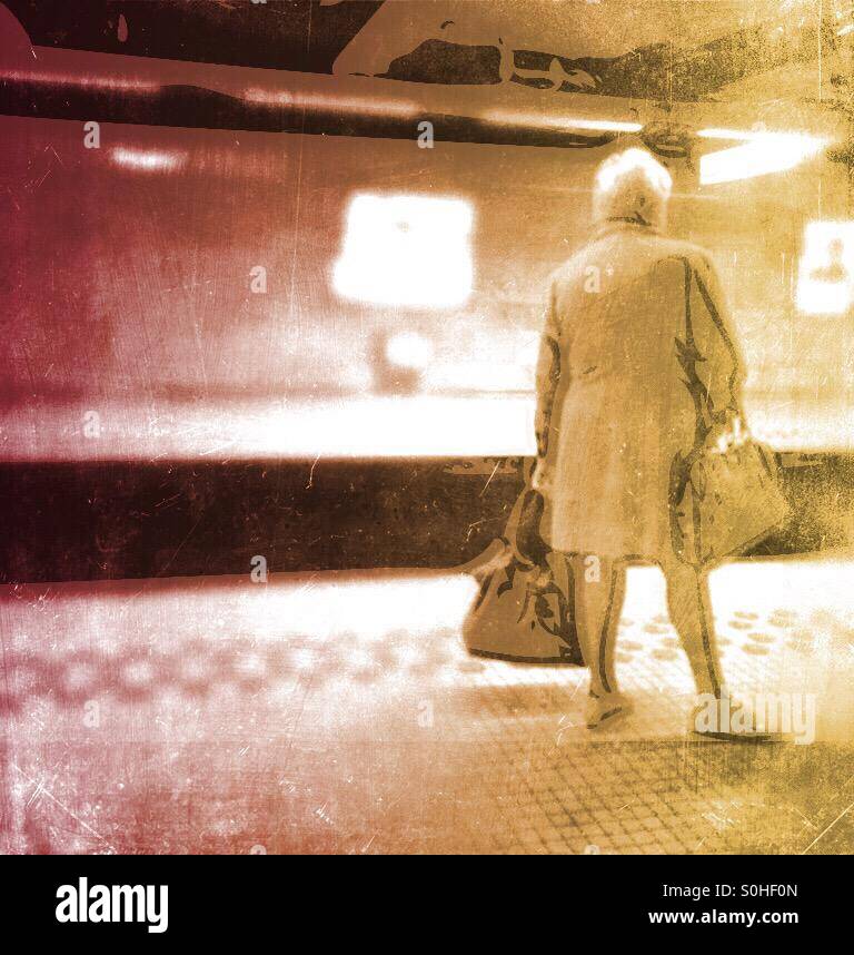 Erwachsene Frau mit Taschen für eine u-Bahn warten. Layer-Filter - Smartphone-aufgenommenes Stockfoto