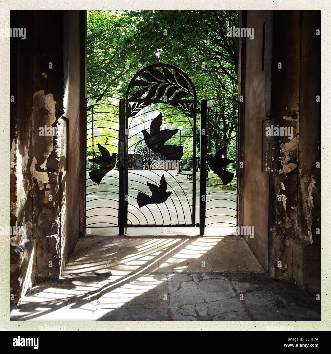 Eingang in den Garten für den Frieden in Birmingham - Smartphone-aufgenommenes Stockfoto