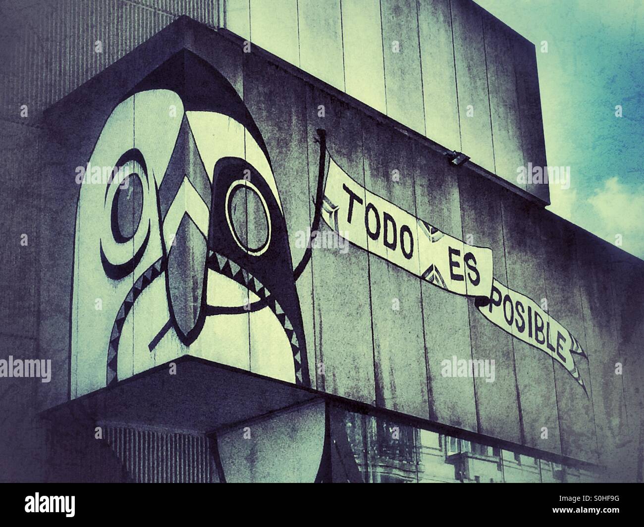 Wand Kunst des Vogels mit Flagge sagen Todo es Posible - Smartphone-aufgenommenes Stockfoto