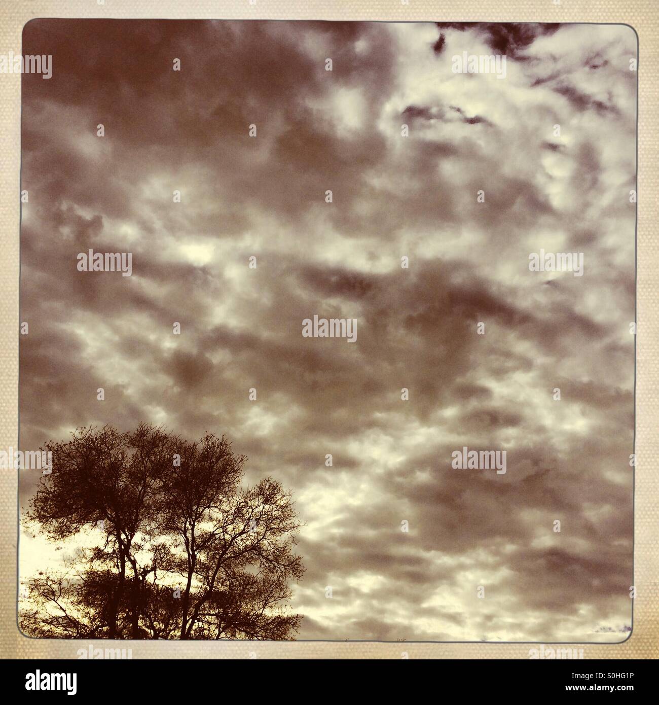 Dramatischer Wolkenhimmel - Smartphone-aufgenommenes Stockfoto