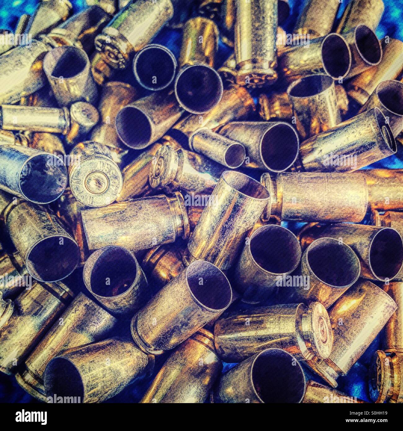 Messing Kugel Muscheln in einem Stapel - Smartphone-aufgenommenes Stockfoto