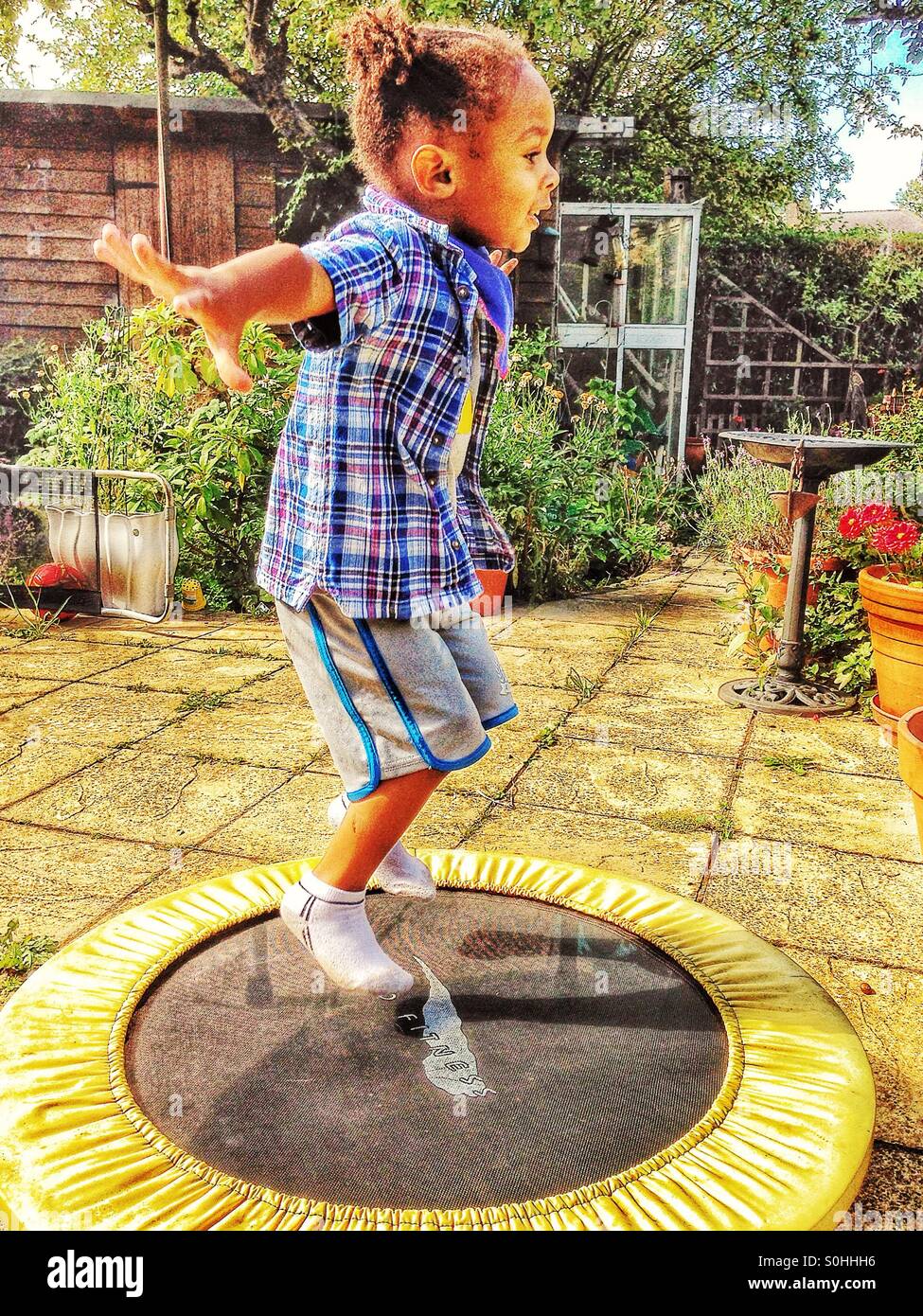 Kind auf einem Trampolin springen Stockfoto
