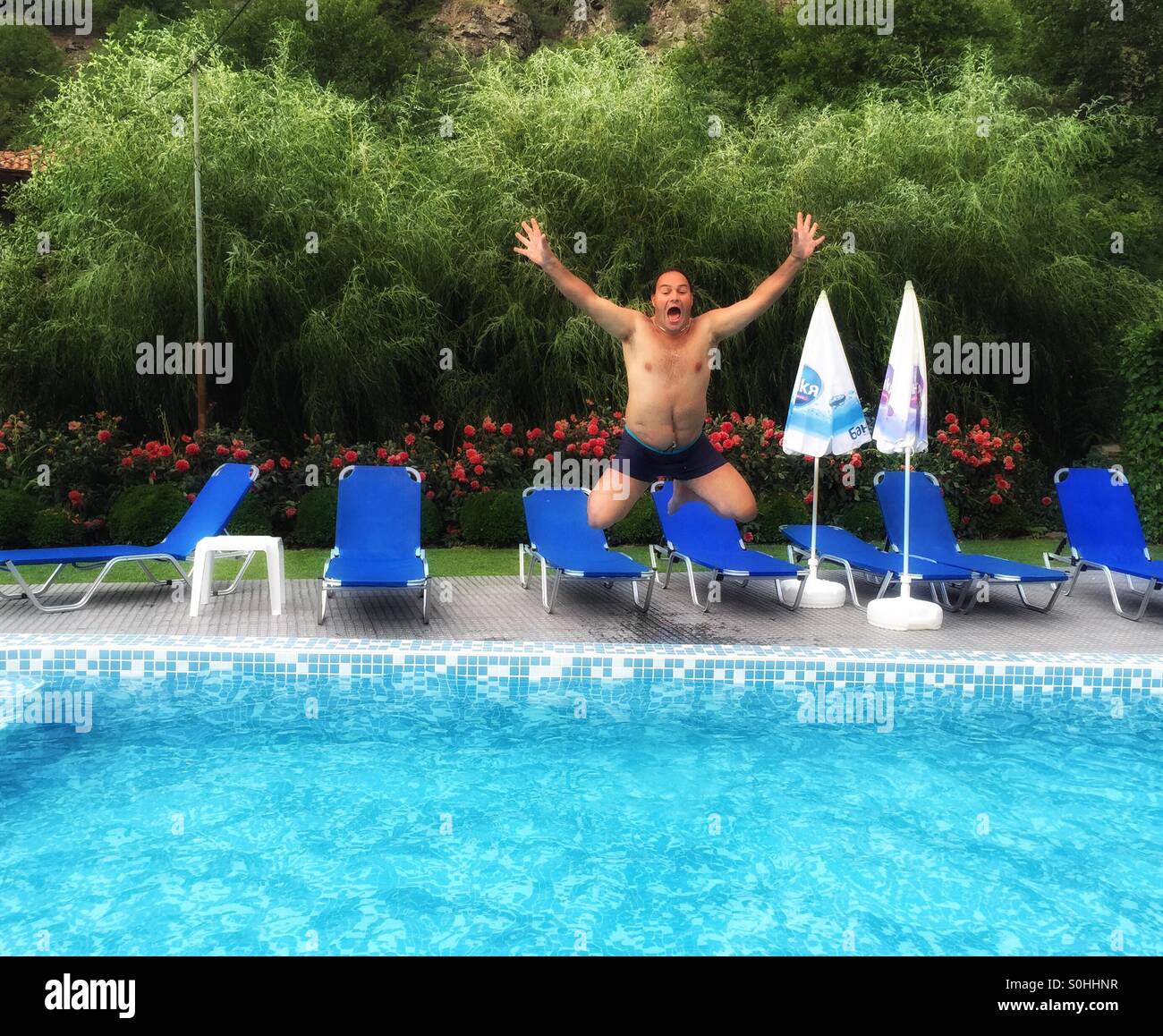 Lustiges Gesicht des Mannes in ein Schwimmbecken springen Stockfoto