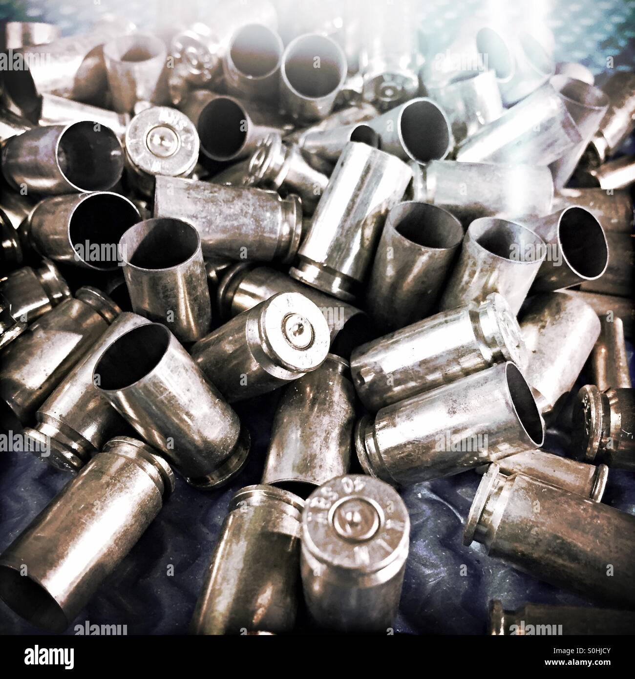 Messingkartuschen verbracht in einem Stapel - Smartphone-aufgenommenes Stockfoto