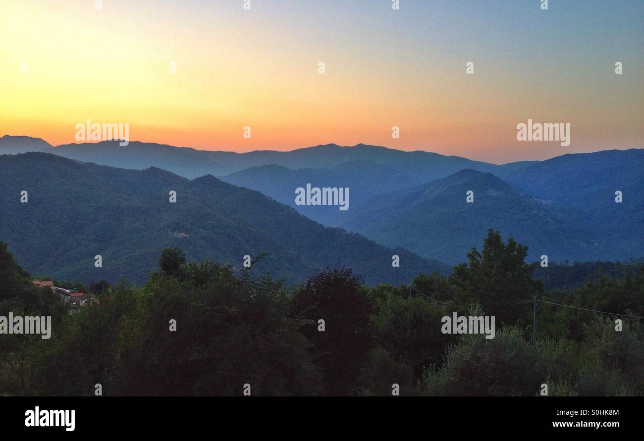 Sonnenaufgang über den Hügeln der Toskana Italien Stockfoto