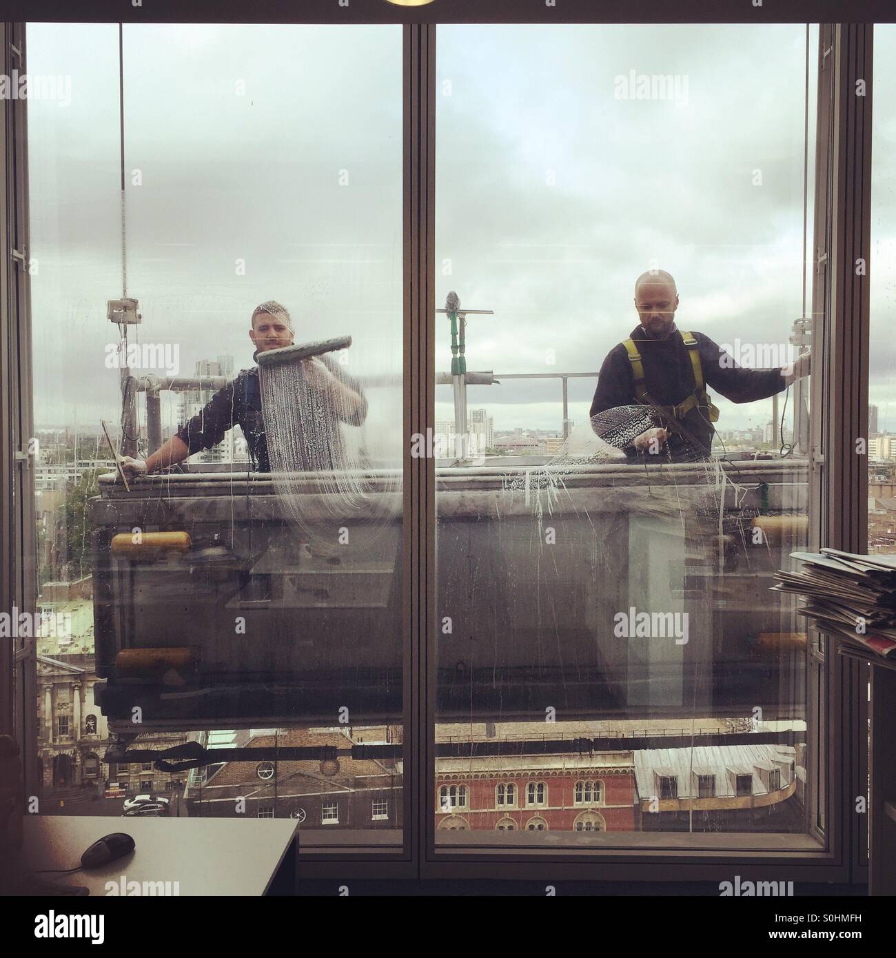 Hochhaus fensterreiniger -Fotos und -Bildmaterial in hoher Auflösung ...