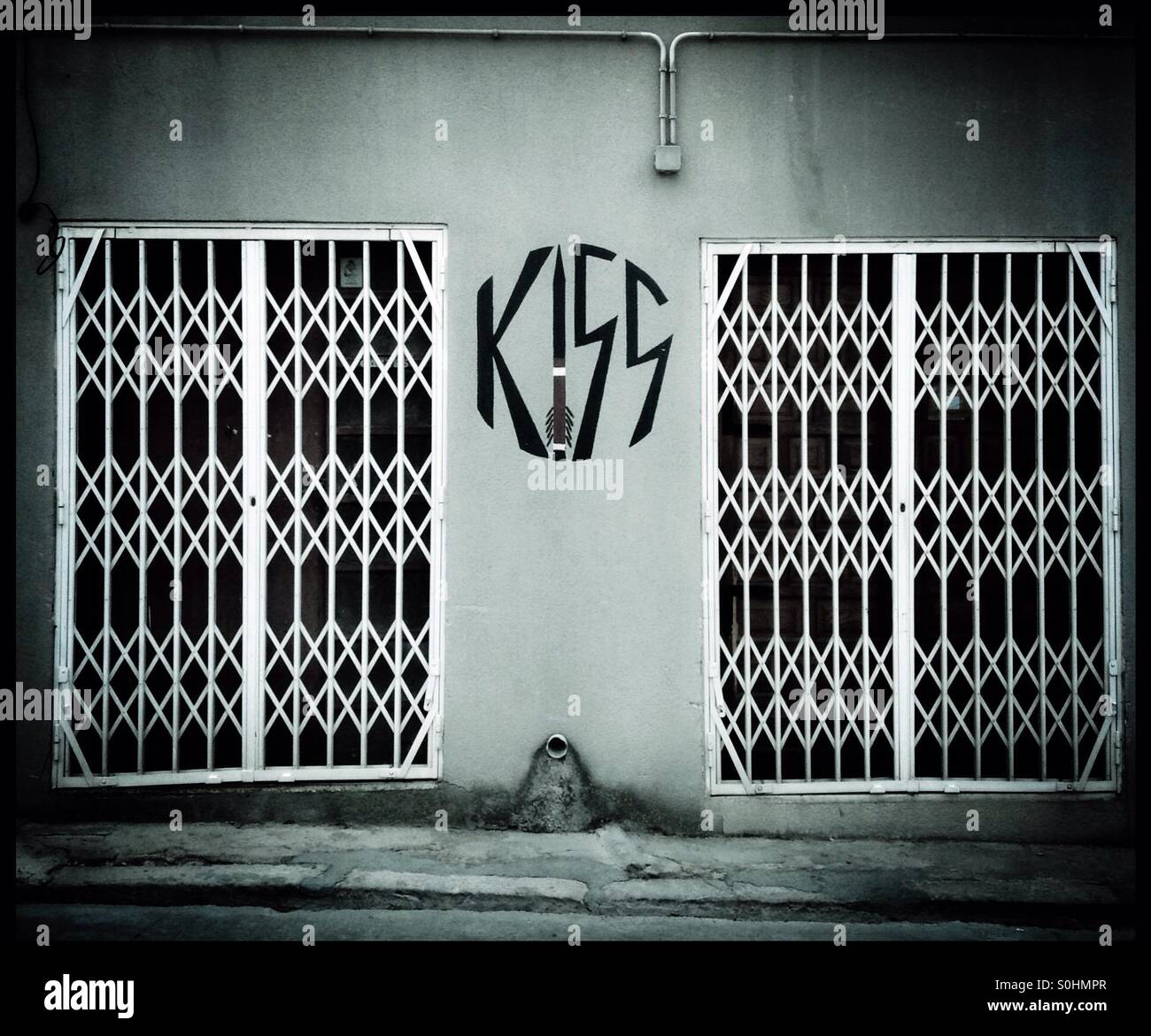 "KISS" Graffiti auf der Außenseite eines Gebäudes in Gandesa, Katalonien, Spanien. - Smartphone-aufgenommenes Stockfoto