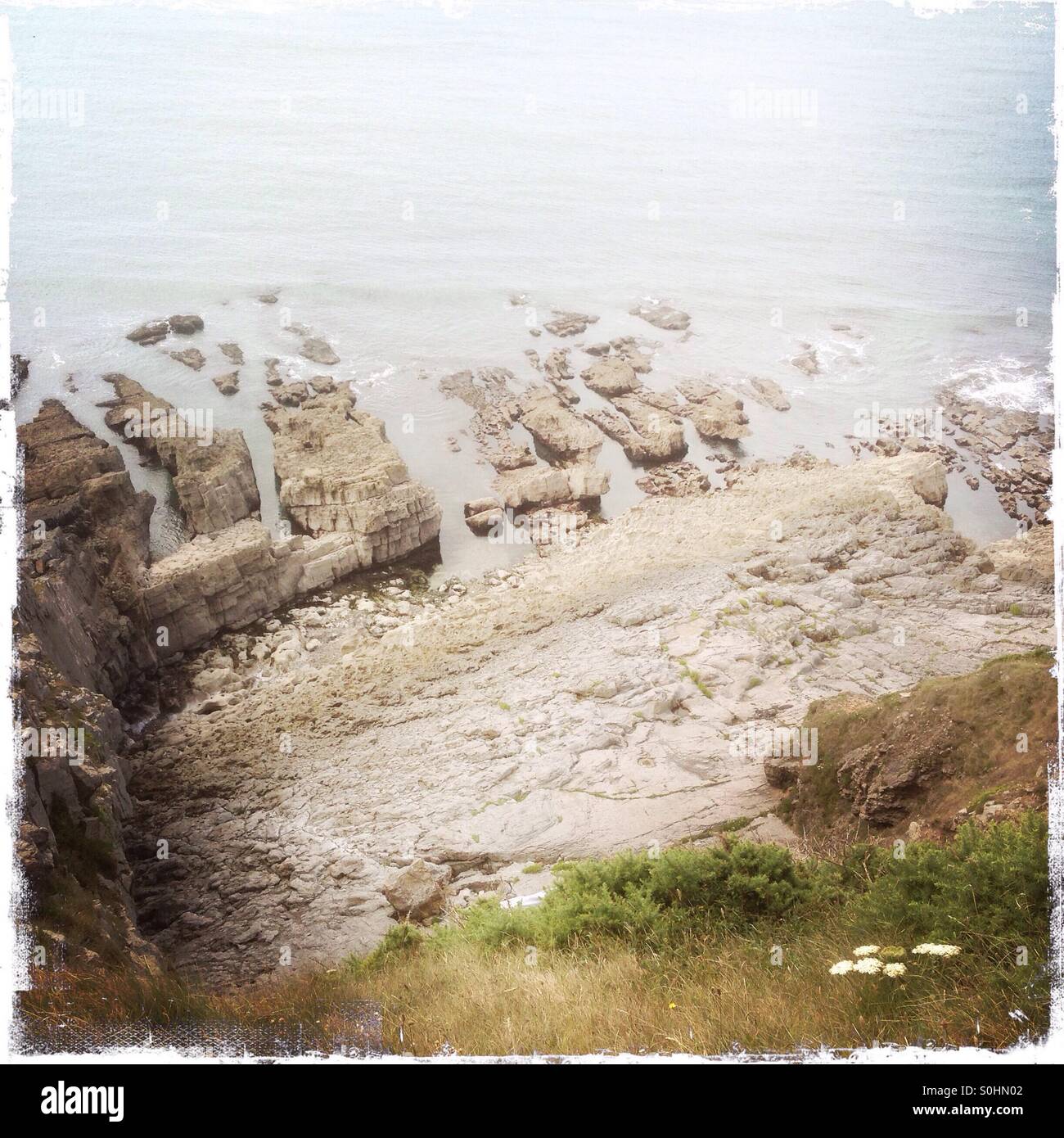 Felsen und Meer bei Langcliff Bay, South Glamorgan, Wales, UK Stockfoto