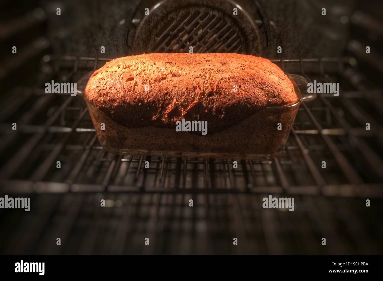 Vollkorn Brot im Ofen - Smartphone-aufgenommenes Stockfoto