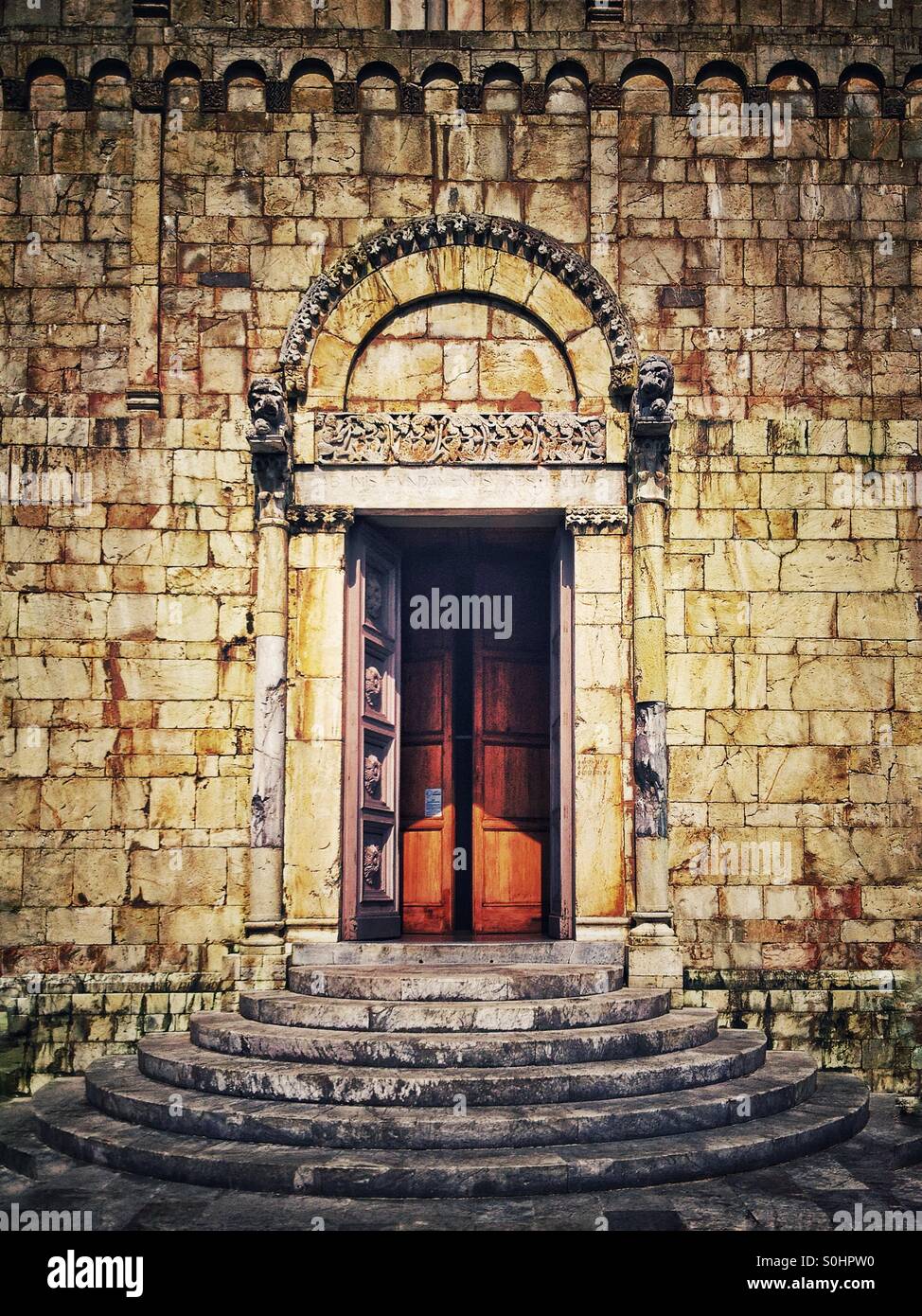 Tür und Schritte zur Barga Kathedrale Italien Stockfoto