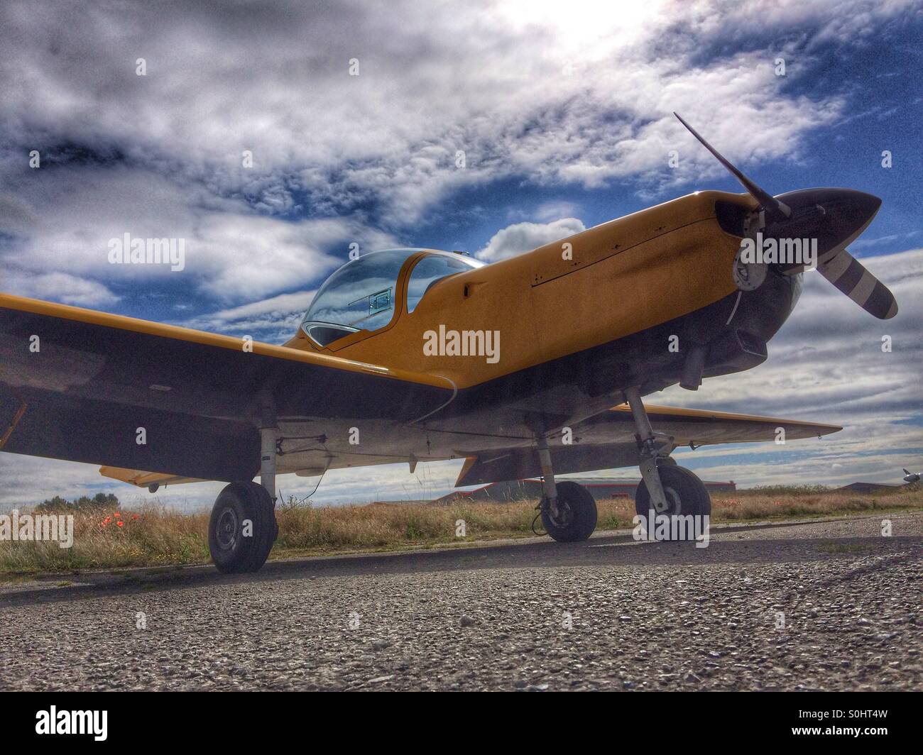 Slingsby Firefly Kunstflug Flugzeug auf volle Sutton-Flugplatz - Smartphone-aufgenommenes Stockfoto
