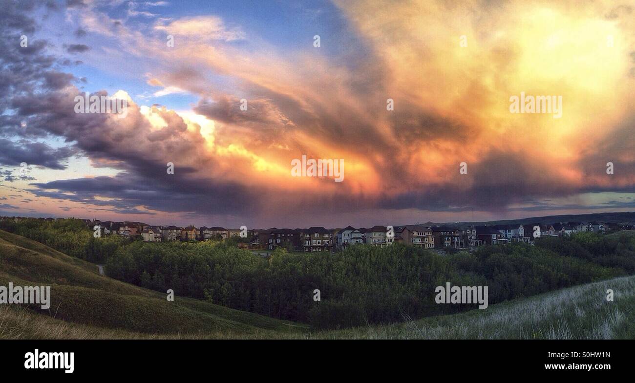 Panorama der Gewitterwolke über Calgary, bei Sonnenuntergang, mit Mammatus. Alberta, Kanada. Stockfoto