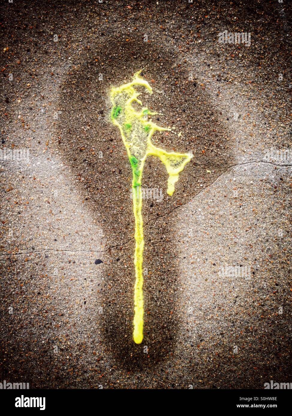 Paintball-Fleck auf einer Betonwand - Smartphone-aufgenommenes Stockfoto