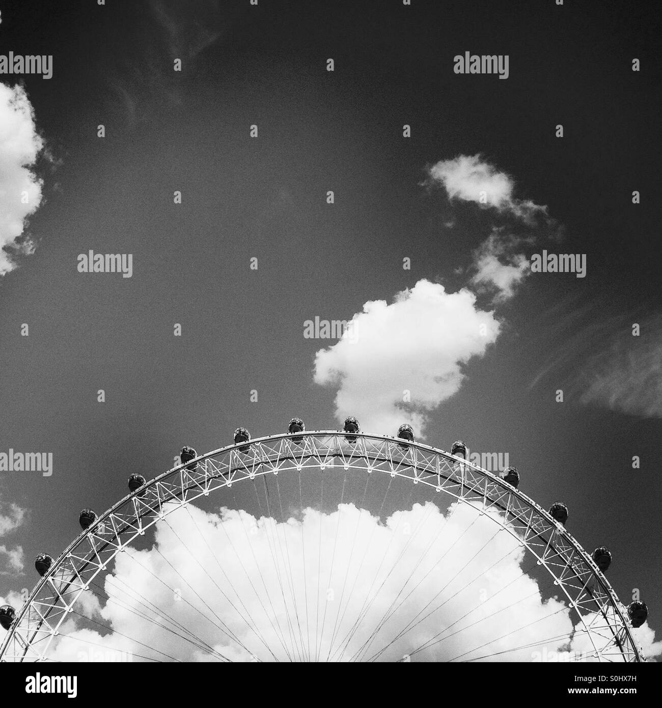 Das London Eye und Wolken. London, England UK. - Smartphone-aufgenommenes Stockfoto