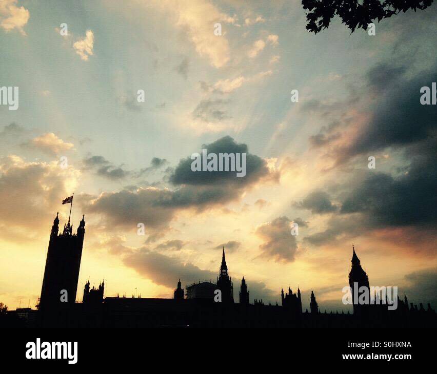 Häuser des Parlaments, London, bei Sonnenuntergang - Smartphone-aufgenommenes Stockfoto