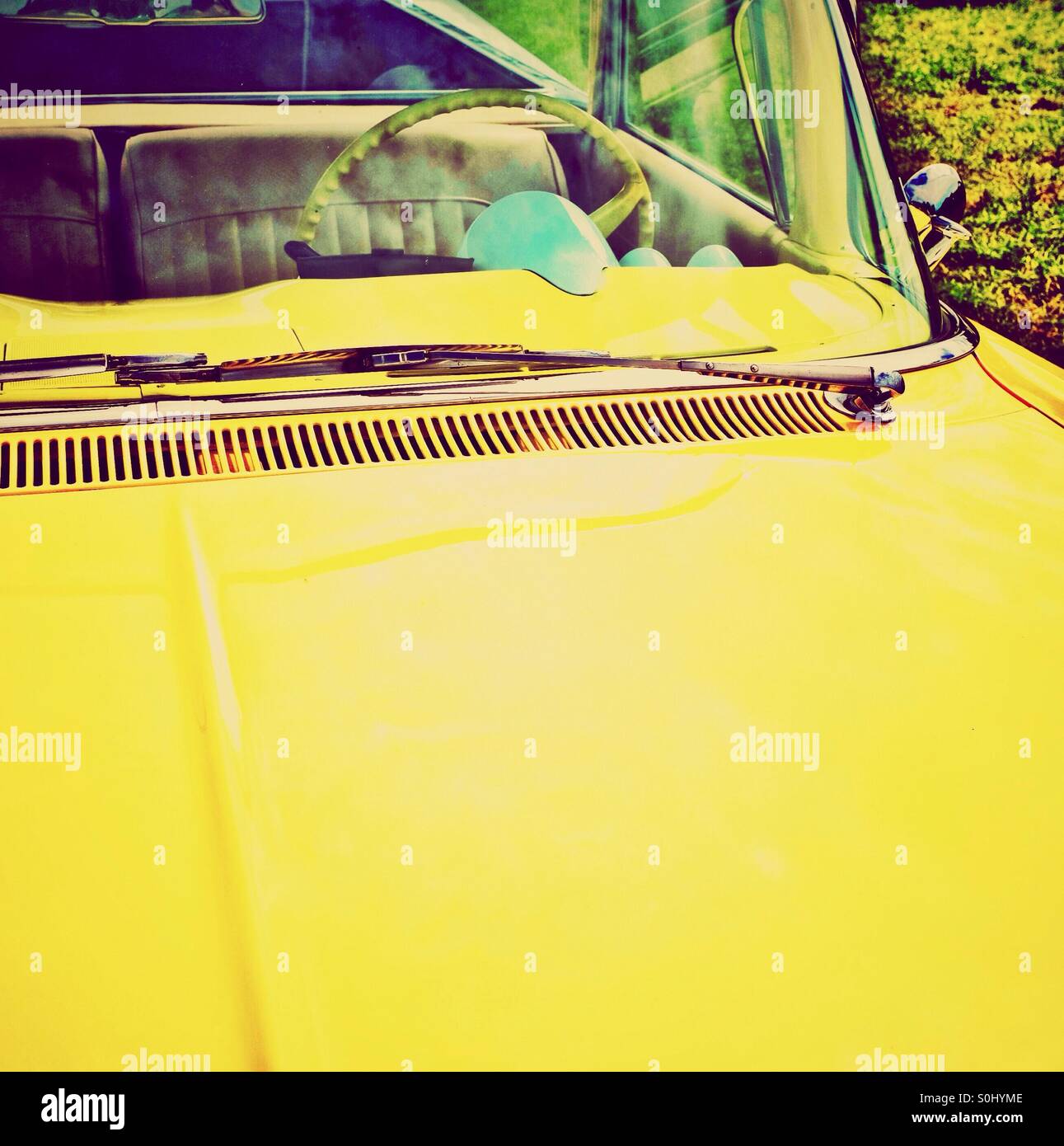 Ein gelber Oldtimer-detail - Smartphone-aufgenommenes Stockfoto