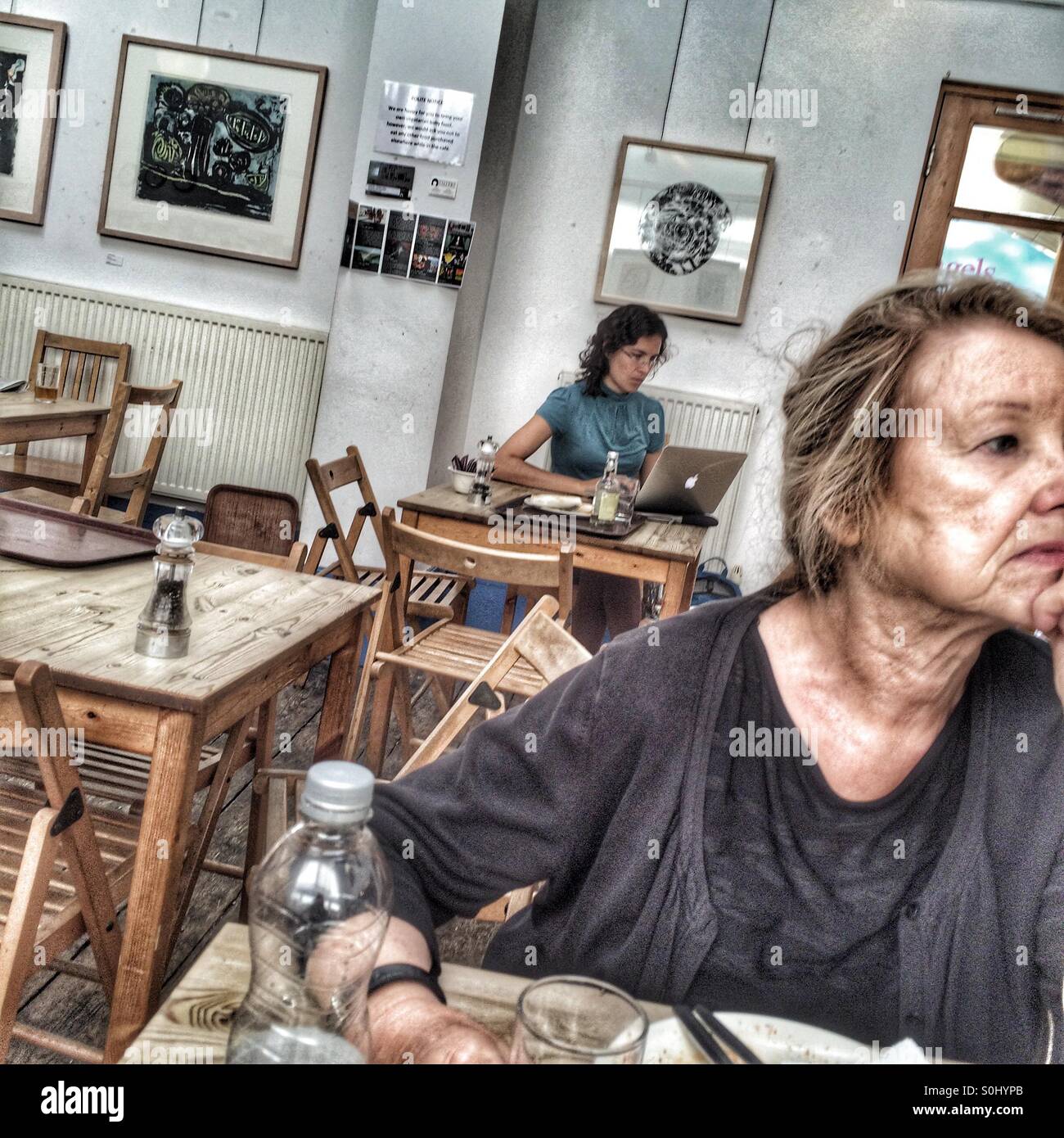 Cafe - Smartphone-aufgenommenes Stockfoto