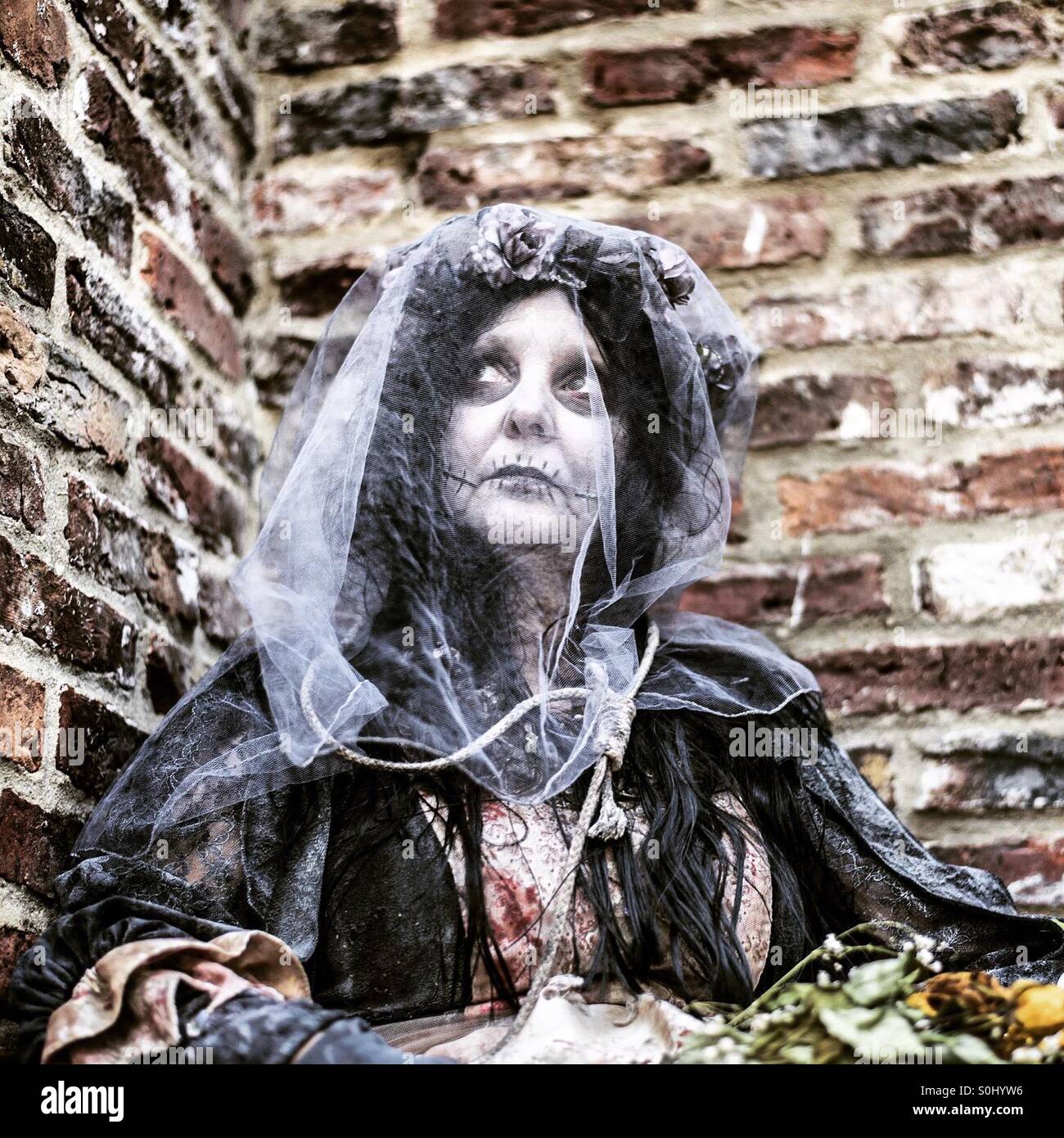 Frau, gekleidet in beängstigend Kostüm für das Whitby Gothic Festival 2014 - Smartphone-aufgenommenes Stockfoto