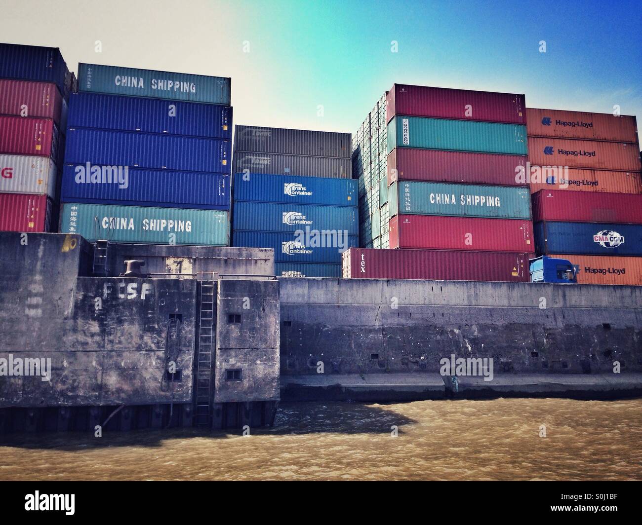 Container im Hafen von Hamburg, Deutschland - Smartphone-aufgenommenes Stockfoto