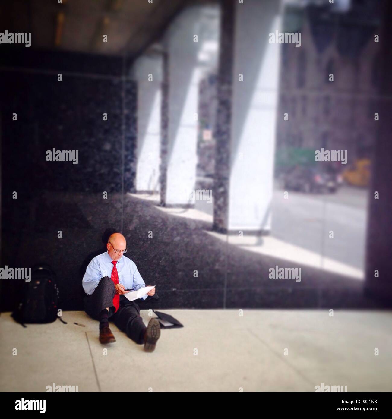 Das mobile Büro am Beispiel von diesem Mann arbeitet auf dem Bürgersteig Stockfoto
