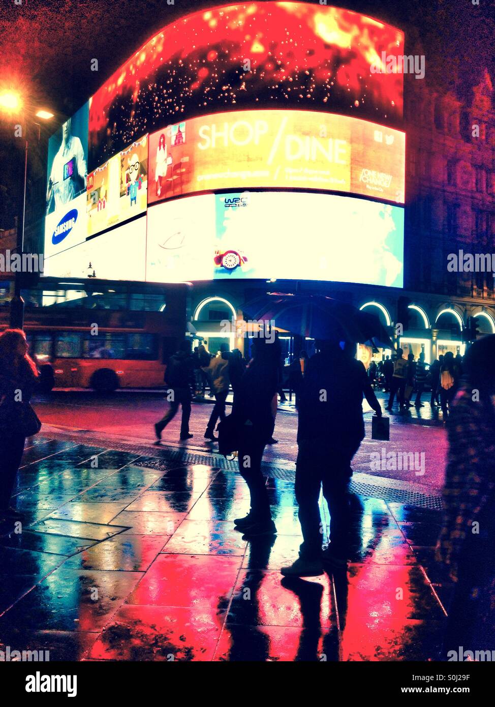 Piccadilly Circus in London an einem regnerischen Abend Stockfoto
