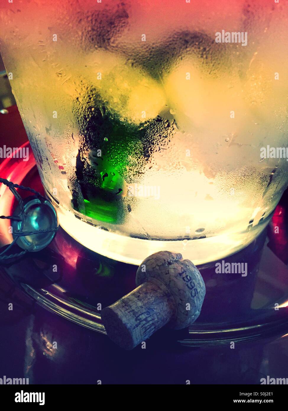Leere Flasche Champagner im Eiskübel - Smartphone-aufgenommenes Stockfoto