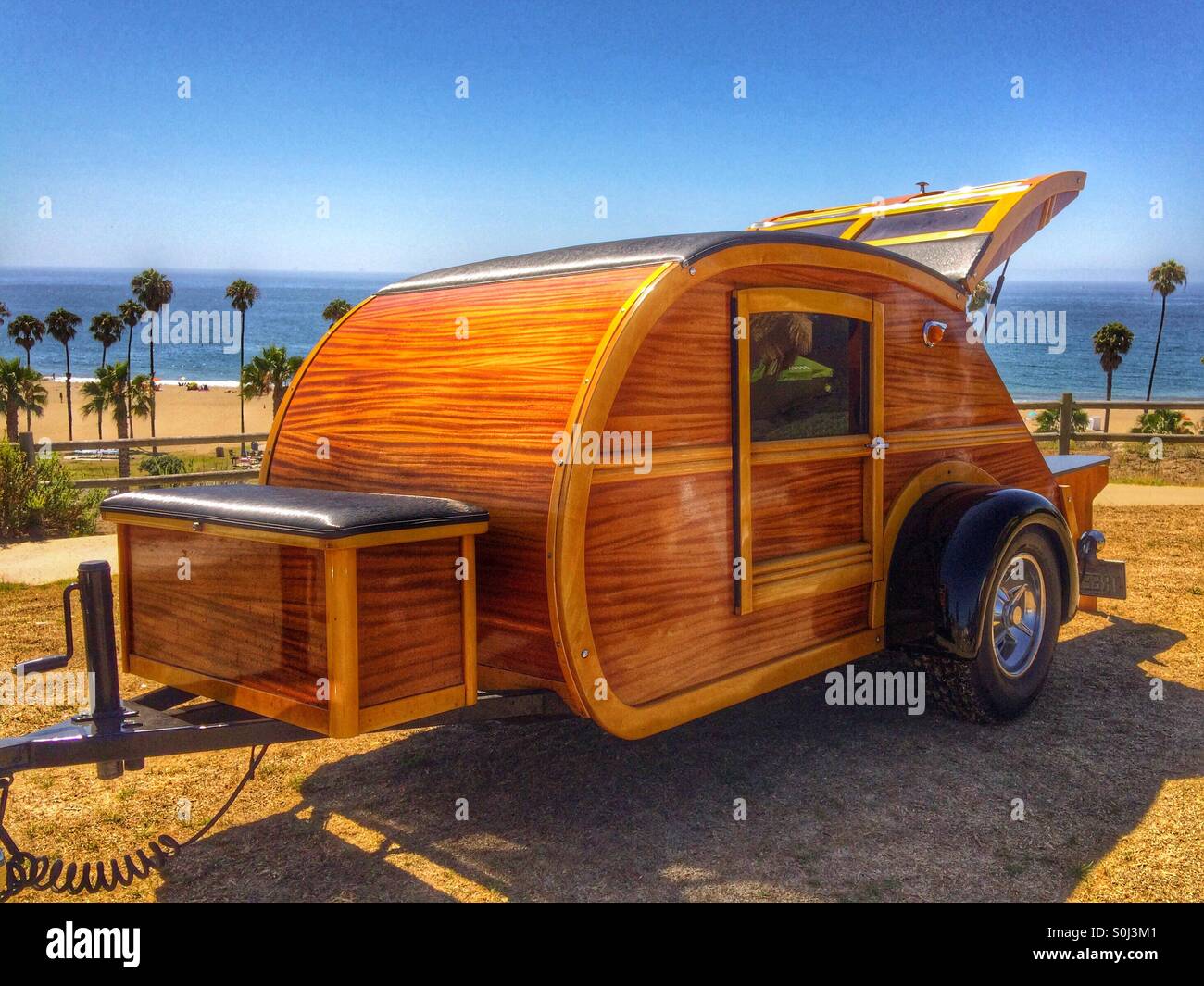 Ein 1948 aus Holz tropfenförmigen Anhänger Wohnmobil in Santa Barbara, Kalifornien - Smartphone-aufgenommenes Stockfoto
