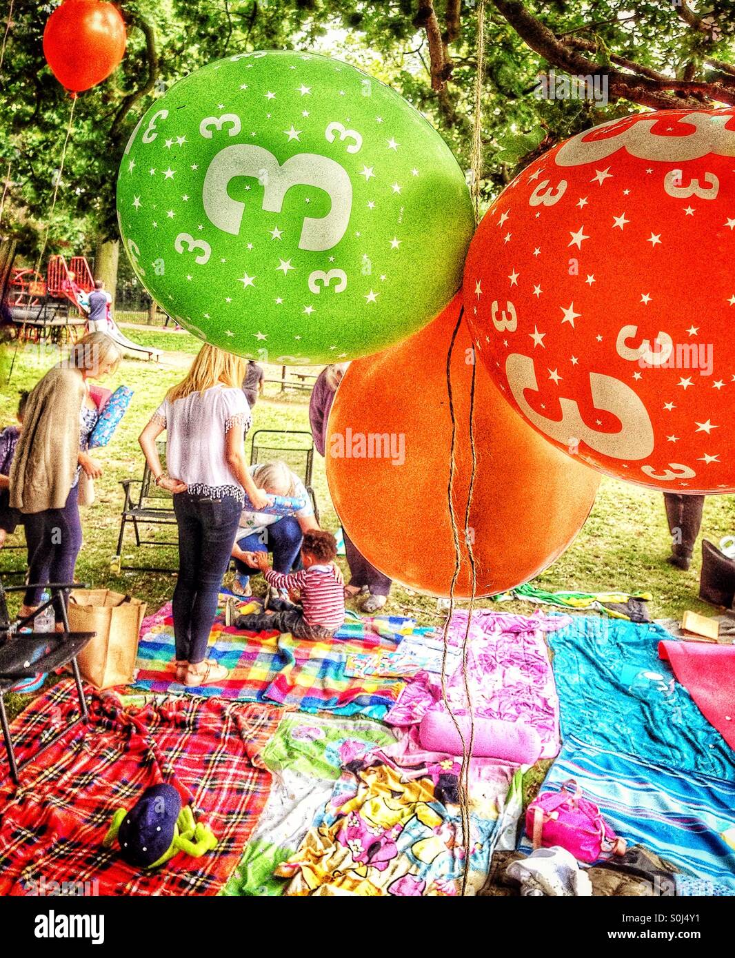 Party im park - Smartphone-aufgenommenes Stockfoto