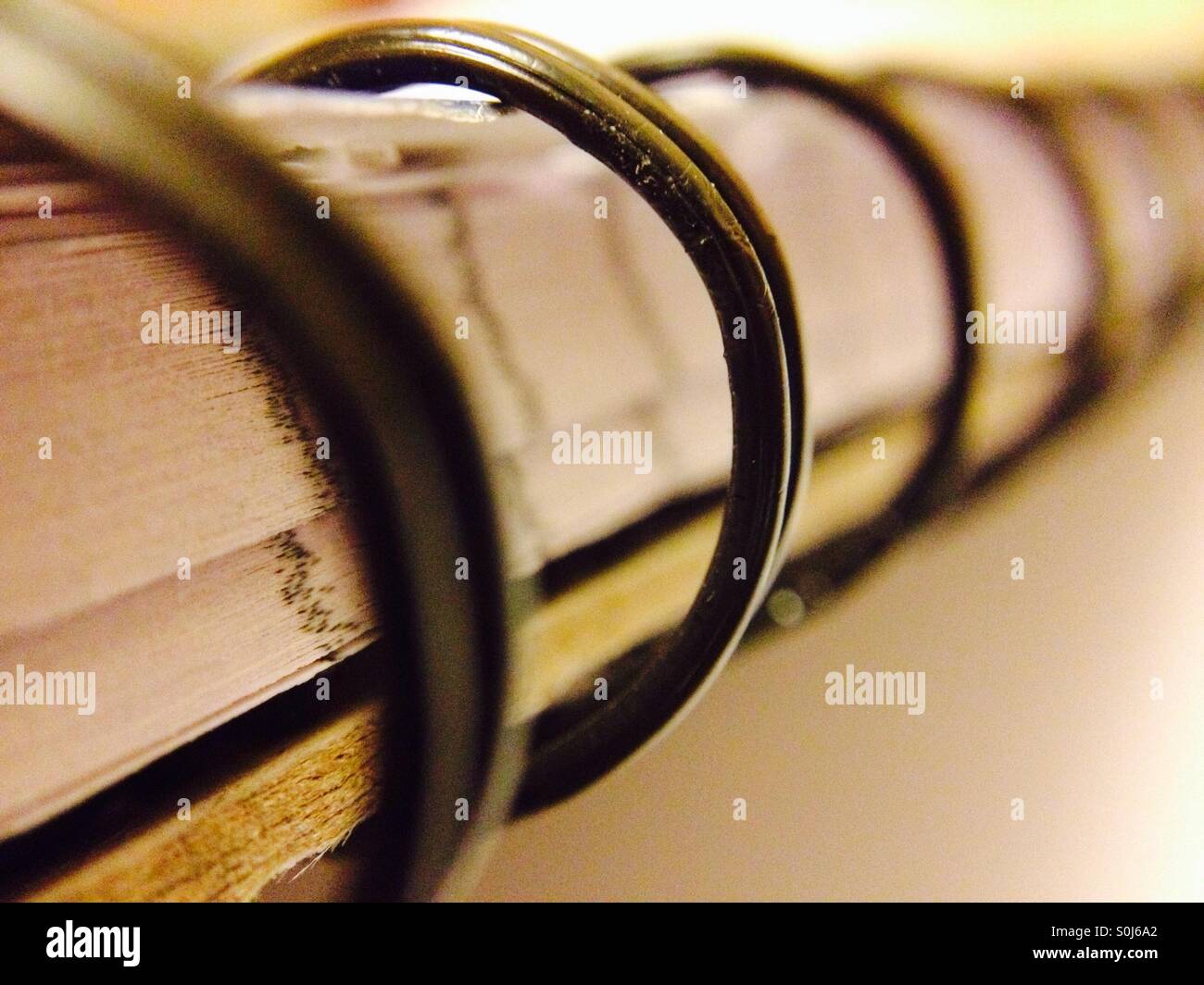 Ring gebundenes Buch - Smartphone-aufgenommenes Stockfoto