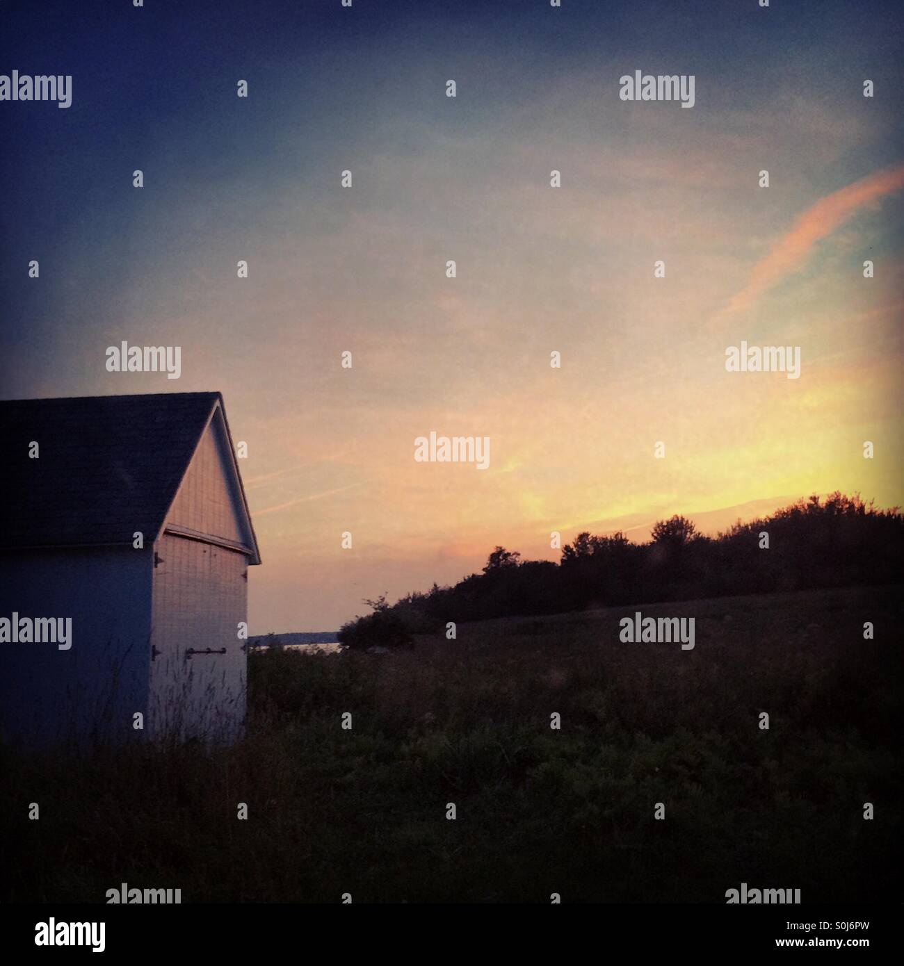 Gebäude bei Sonnenuntergang - Smartphone-aufgenommenes Stockfoto